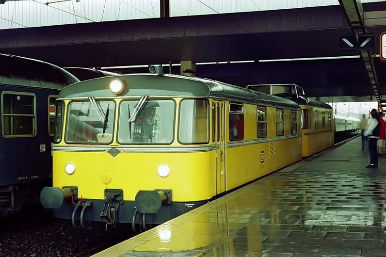 ger58056's tweet photo. Tren de trabajos de DB en Neustadt an der Waldnaab. 1990. 
Estos son los antiguos Ferrobuses ( en Alemania eran los Schienenbus), transformados para trenes de trabajo. En el 2014, todavía los vi cerca de Frankfurt.- https://t.co/hO0yNZc5oh