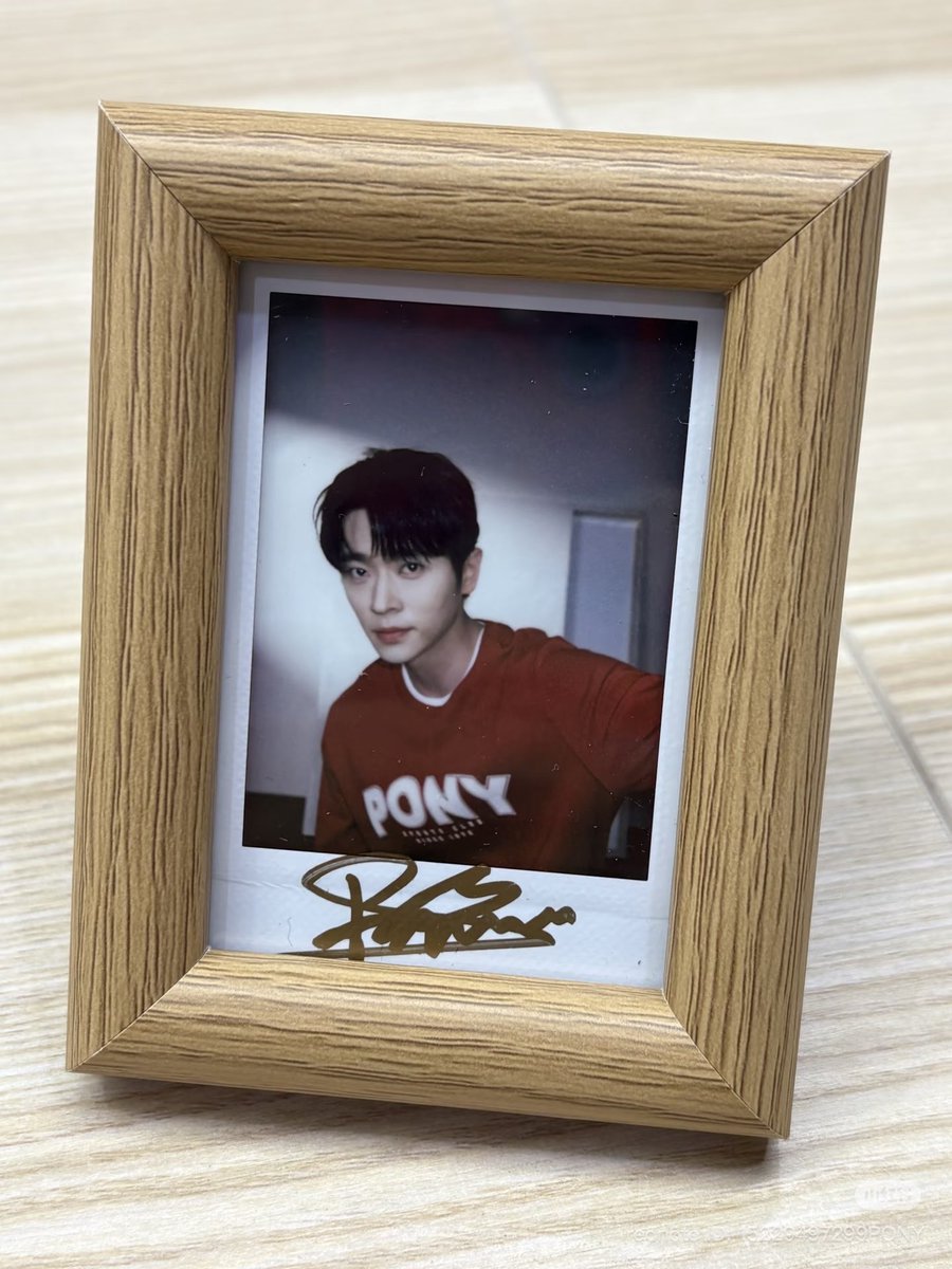 dreatzel's tweet photo. yak signed pola ini bertuan juga akhirnya, 
gue mantengin aje siapa yg sanggup jemput ni pola

soalnya kudu belanja 12,180 rmb dulu baru dapet😭👋🏻 https://t.co/OWMh6Z5ncI