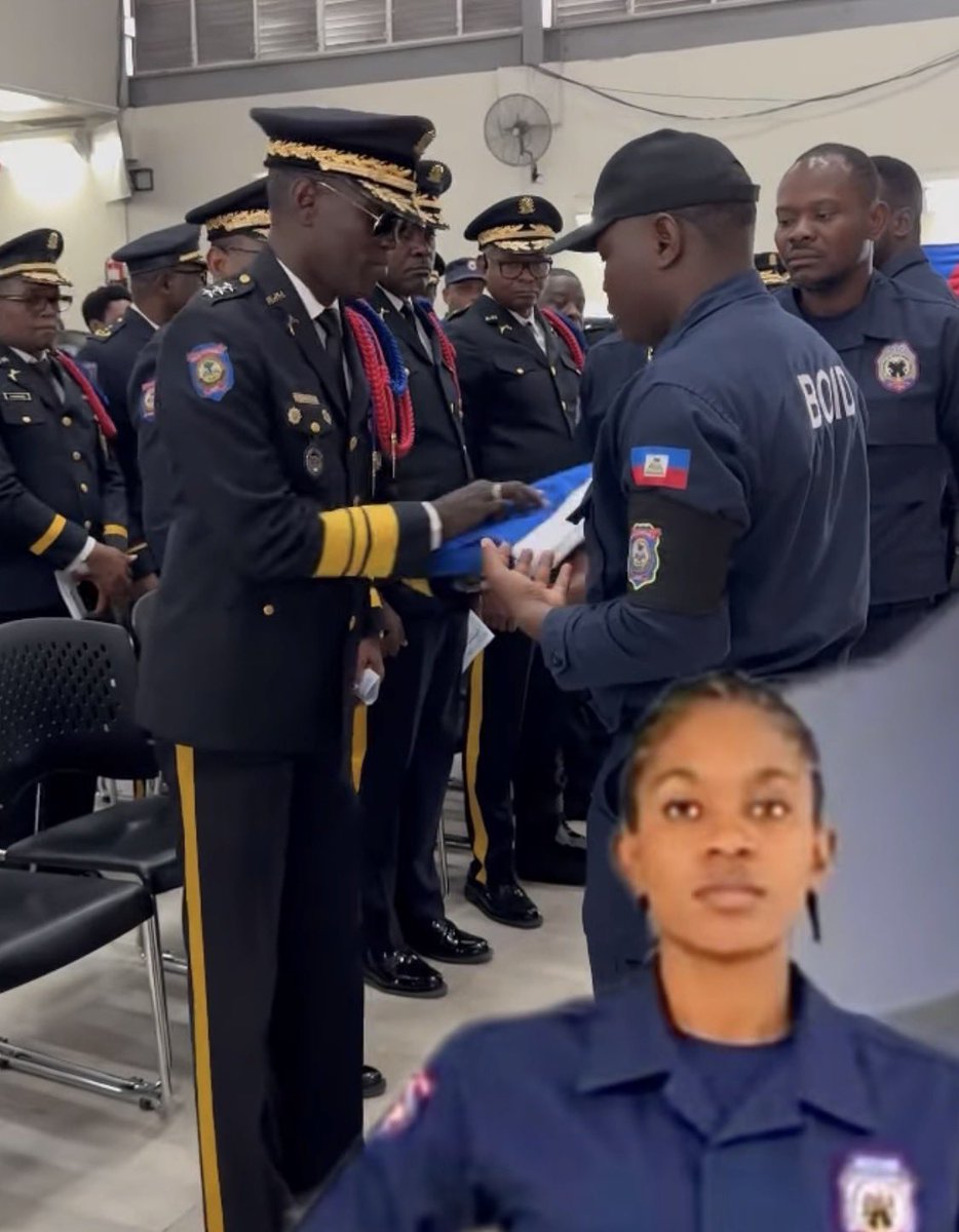 JoudaKreyol's tweet photo. 🕊️ AK ANPIL DLO NAN JE | Antèman Ketura, yon polisyè BOID ki te tonbe anba bal bandi nan Akayè, chante nan Akademi Polis la 

Fanmi, kòlèg ak pwòch li yo te rasanble pou te rann li yon dènye omaj.

#JoudaKreyòl #Ketura #BOID #PNH #Akayè #AkademiPolis #Sekirite https://t.co/MYnXJ0dm07
