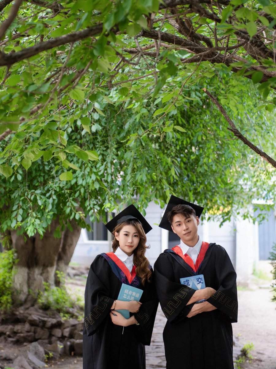 mandypie21's tweet photo. Graduation check  Walked the stage, laughed with old friends, and took one more pic with the campus oak. What a perfect start to the next chapter! ， https://t.co/tdVq3DRfOp