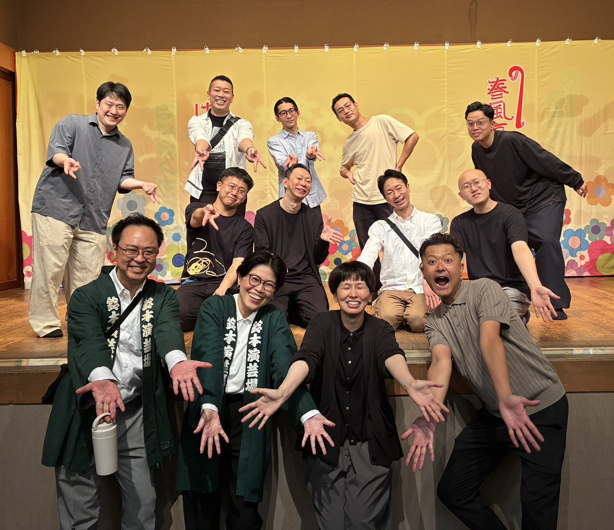 ichihana_s's tweet photo. 真打前夜。雨の中、前日準備にかけつけてくれた仲間と鈴本演芸場の皆さんと。
明日から『真打昇進披露興行』始まります。心よりお待ちしております。

どうか台風が少しでもそれますように。
波瀾の幕開けです。 https://t.co/gJPHEBJfuN