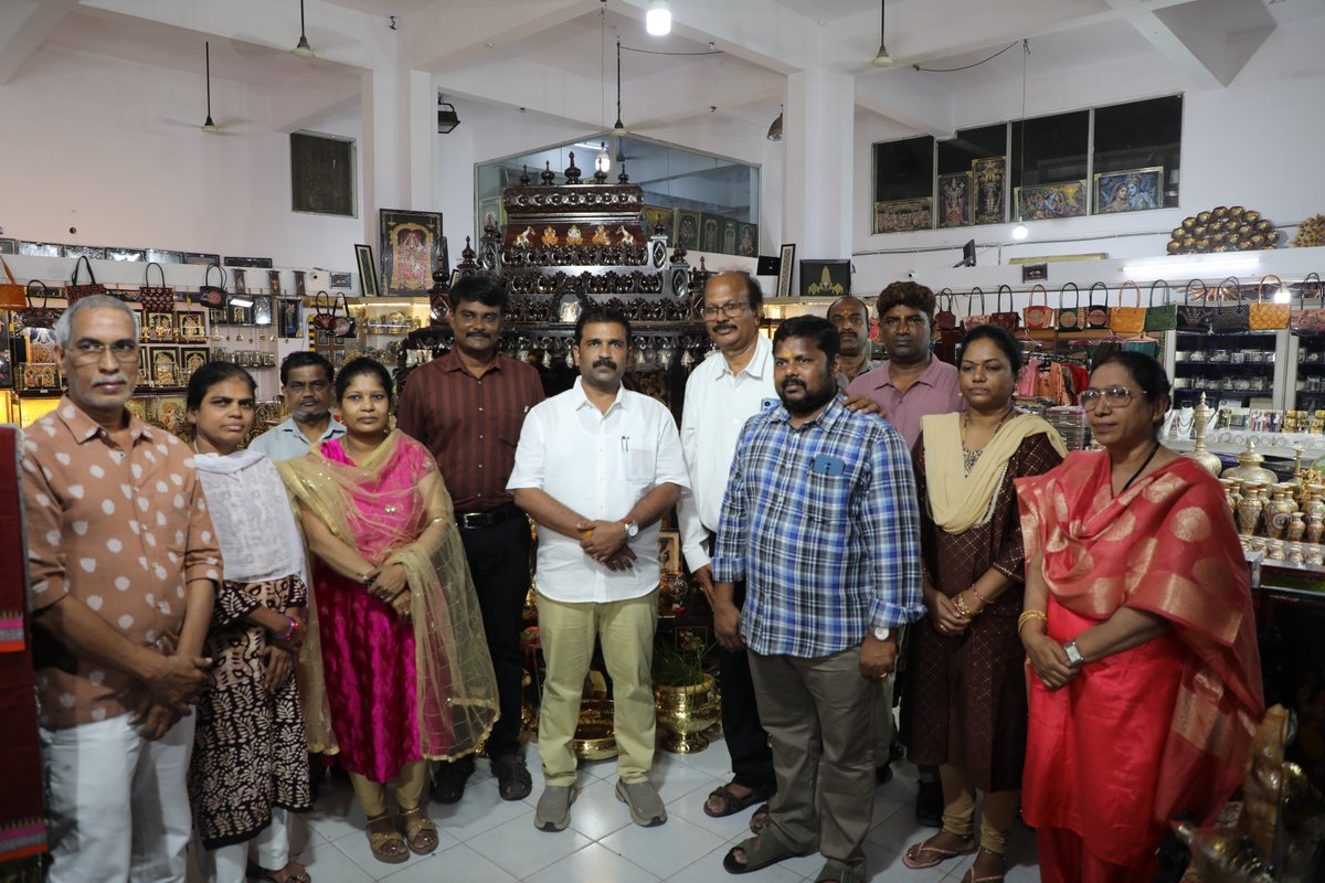 pmathanrajamla's tweet photo. இன்று (20.09.2026) தெலங்கானா மாநிலத்தின், கோல்கொண்டா கைவினைப் பொருட்கள் விற்பனை மையத்தில், தமிழ்நாடு கைத்திறத் தொழில்கள் வளர்ச்சி கழகத்தின் (பூம்புகார்) கைவினைப் பொருட்கள் விற்பனை மற்றும் சந்தைப்படுத்துவது தொடர்பாக நேரில் பார்வையிட்டு ஆய்வு செய்த போது. https://t.co/0BeeQGV9dE