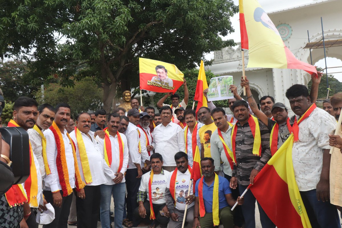 RaghuKautilya's tweet photo. ಮೈಸೂರು ದಸರಾ ವಸ್ತುಪ್ರದರ್ಶನ ಆವರಣದಲ್ಲಿ ಡಾ. ರಾಜ್‌ಕುಮಾರ್ ಪ್ರತಿಮೆ ತೆರವು ಖಂಡಿಸಿ, ಅಭಿಮಾನಿಗಳ ತೀವ್ರ ಆಕ್ರೋಶ – *ಪ್ರತಿಭಟನೆಯಲ್ಲಿ ಶಾಸಕ @Raghukautilya ಭಾಗಿ.*
​
ದಸರಾ ವಸ್ತುಪ್ರದರ್ಶನ ಪ್ರಾಧಿಕಾರದ ಆವರಣದಲ್ಲಿ ಈ ಹಿಂದೆ ಸ್ಥಾಪಿಸಲಾಗಿದ್ದ ವರನಟ, ನಟಸಾರ್ವಭೌಮ ಡಾ. ರಾಜ್‌ಕುಮಾರ್ ಅವರ ಪ್ರತಿಮೆಯನ್ನು ತೆರವುಗೊಳಿಸಿರುವುದನ್ನು ಖಂಡಿಸಿ ಕನ್ನಡಾಭಿಮಾನಿಗಳು, ಡಾ. ರಾಜ್‌ಕುಮಾರ್ ಅಭಿಮಾನಿಗಳು  ತೀವ್ರ ಪ್ರತಿಭಟನೆ ನಡೆಸಿದರು.

​ಈ ಪ್ರತಿಭಟನೆಯಲ್ಲಿ ಕರ್ನಾಟಕ ವಿಧಾನ ಪರಿಷತ್ ಸದಸ್ಯರಾದ ಶ್ರೀ ರಘು ಕೌಟಿಲ್ಯ ಅವರು ಭಾಗವಹಿಸಿ, ಕನ್ನಡಾಭಿಮಾನಿಗಳ ಜೊತೆಗೂಡಿ ಸರ್ಕಾರದ ಹಾಗೂ ಪ್ರಾಧಿಕಾರದ ನಿರ್ಧಾರದ ವಿರುದ್ಧ ತಮ್ಮ ಆಕ್ರೋಶ ಹೊರಹಾಕಿದರು.

​ಮೈಸೂರು ದಸರಾ ವಸ್ತುಪ್ರದರ್ಶನ ಆವರಣವು ಸಾಂಸ್ಕೃತಿಕ ಹಾಗೂ ಐತಿಹಾಸಿಕ ಹಿನ್ನೆಲೆಯನ್ನು ಹೊಂದಿದೆ. ಅಲ್ಲಿ ಕನ್ನಡ ನಾಡು-ನುಡಿ, ಸಂಸ್ಕೃತಿಗೆ ಅಪಾರ ಕೊಡುಗೆ ನೀಡಿದ ಯುಗಪುರುಷ ಡಾ. ರಾಜ್‌ಕುಮಾರ್ ಅವರ ಪ್ರತಿಮೆಯನ್ನು ಸ್ಥಾಪಿಸಲಾಗಿತ್ತು. ಆದರೆ, ಇತ್ತೀಚೆಗೆ ಪ್ರಾಧಿಕಾರದ ಅಧಿಕಾರಿಗಳು ಪ್ರತಿಮೆಯನ್ನು ತೆರವುಗೊಳಿಸಿರುವುದು ಅತ್ಯಂತ ಖಂಡನೀಯ ಇದು ರಾಜ್  ಹಾಗೂ ಕನ್ನಡ ಪ್ರೇಮಿಗಳ ಮನಸ್ಸಿಗೆ ತೀವ್ರ ಆಘಾತವನ್ನುಂಟು ಮಾಡಿದೆ.

​ಈ ಸಂದರ್ಭದಲ್ಲಿ ಮಾತನಾಡಿದ ಪ್ರತಿಭಟನಾಕಾರರು:
​ಡಾ. ರಾಜ್‌ಕುಮಾರ್ ಅವರು ಕೇವಲ ಒಬ್ಬ ನಟರಲ್ಲ, ಅವರು ಕನ್ನಡ ನಾಡಿನ ಅಸ್ಮಿತೆ ಮತ್ತು ಸಾಂಸ್ಕೃತಿಕ ರಾಯಭಾರಿ.  
​ಅವರ ಪ್ರತಿಮೆಯನ್ನು ತೆರವುಗೊಳಿಸಿರುವುದು ನಾಡಿನ ಕೋಟ್ಯಂತರ ಕನ್ನಡಿಗರಿಗೆ ಮತ್ತು ಕನ್ನಡ ಭಾಷೆಗೆ ಎಸಗಿದ ಅಪಚಾರವಾಗಿದೆ. 

​ಅಧಿಕಾರಿಗಳು ತಕ್ಷಣವೇ ಕ್ಷಮೆಯಾಚಿಸಬೇಕು ಹಾಗೂ ಅದೇ ಜಾಗದಲ್ಲಿ ಪೂರ್ಣಪ್ರಮಾಣದ ಗೌರವದೊಂದಿಗೆ ಡಾ. ರಾಜ್ ಪ್ರತಿಮೆಯನ್ನು ಮರುಸ್ಥಾಪಿಸಬೇಕು ಎಂದು ಒತ್ತಾಯಿಸಿದರು.

​ಪ್ರತಿಭಟನೆಯಲ್ಲಿ ಸಕ್ರಿಯವಾಗಿ ಪಾಲ್ಗೊಂಡ ವಿಧಾನ ಪರಿಷತ್ ಸದಸ್ಯರಾದ ಶ್ರೀ ರಘು ಕೌಟಿಲ್ಯ ಅವರು ಪ್ರತಿಭಟನಾಕಾರರನ್ನು ಉದ್ದೇಶಿಸಿ ಮಾತನಾಡಿ, "ಕನ್ನಡ ನಾಡಿನ ಸಾಂಸ್ಕೃತಿಕ  ರತ್ನ ಡಾ. ರಾಜ್‌ಕುಮಾರ್ ಅವರ ಪ್ರತಿಮೆಗೆ ಧಕ್ಕೆ ತಂದಿರುವುದು ಅತ್ಯಂತ ಹೇಯ. ದಸರಾ ವಸ್ತುಪ್ರದರ್ಶನ ಆವರಣದಲ್ಲಿ ಪ್ರತಿಮೆ ತೆರವುಗೊಳಿಸಿದ ನಿರ್ಧಾರ ಸರಿ ಇಲ್ಲ. ಈ ಕುರಿತು ಸರ್ಕಾರದ ಮಟ್ಟದಲ್ಲಿ ಹಾಗೂ ಸಂಬಂಧಪಟ್ಟ ಸಚಿವರು ಮತ್ತು ಅಧಿಕಾರಿಗಳ ಬಳಿ ತಕ್ಷಣವೇ ಚರ್ಚಿಸಲಾಗುವುದು. ತೆರವುಗೊಳಿಸಲಾದ ಸ್ಥಳದಲ್ಲೇ ಅತ್ಯಂತ ಗೌರವಪೂರ್ವಕವಾಗಿ ಡಾ. ರಾಜ್ ಪ್ರತಿಮೆಯನ್ನು ಮರುಸ್ಥಾಪಿಸುವವರೆಗೆ ನಾವೆಲ್ಲರೂ ವಿರಮಿಸುವುದಿಲ್ಲ" ಎಂದು ಬೆಂಬಲ ಸೂಚಿಸಿದರು.
​
​ಪ್ರತಿಭಟನಾನಿರತ ಕನ್ನಡಾಭಿಮಾನಿಗಳು ಹಾಗೂ ಮುಖಂಡರು ವಸ್ತುಪ್ರದರ್ಶನ ಪ್ರಾಧಿಕಾರಕ್ಕೆ ಸ್ಪಷ್ಟ ಎಚ್ಚರಿಕೆಯನ್ನು ನೀಡಿದ್ದು, ಸೂಕ್ತ ಕ್ರಮ ಕೈಗೊಳ್ಳದಿದ್ದಲ್ಲಿ ಮುಂಬರುವ ದಿನಗಳಲ್ಲಿ ರಾಜ್ಯಾದ್ಯಂತ ಉಗ್ರ ಸ್ವರೂಪದ ಹೋರಾಟವನ್ನು ಹಮ್ಮಿಕೊಳ್ಳಲಾಗುವುದು ಎಂದು ತಿಳಿಸಿದರು.
#DrRajkumar #kannadacinema #kannadareels #RaghuKautilya