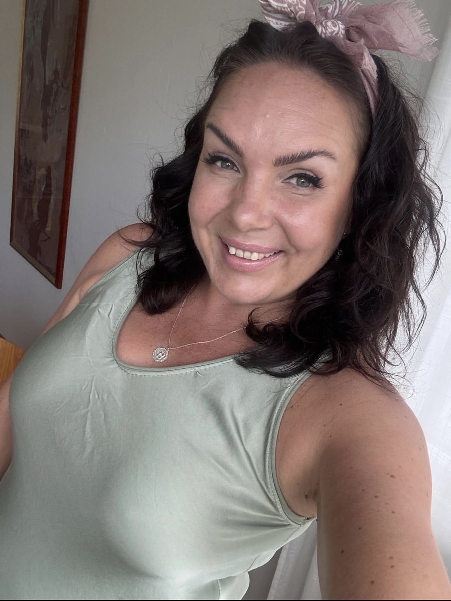 BeckyBecky301's tweet photo. I think I’ve been in my lil quiet world for long enough😂 Maybe it’s time to meet some new people, make few genuine friends,and have some good conversations.I’m not looking for anything complicated,just good energy,kindness,laughter,interesting conversations😉,X don’t be shy.☺️ https://t.co/t2wZVJFfoM