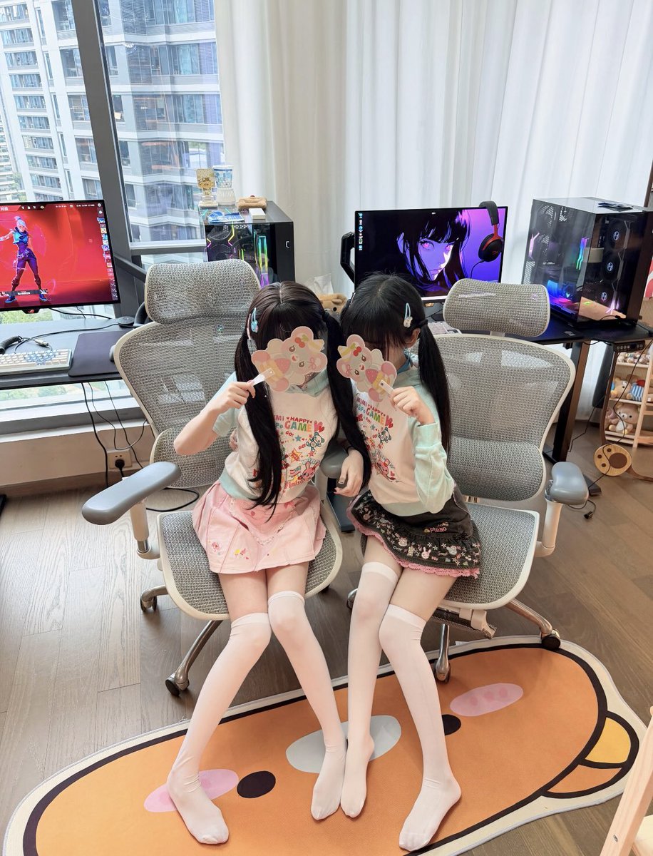 DebbieSmitdwiq's tweet photo. 这个点还有人嘛  ？

有人想锐评一下我和闺蜜福嘛 ？🥹   

赶紧看，我要删了…真的会发📷<💕 https://t.co/k66mfgeLDX