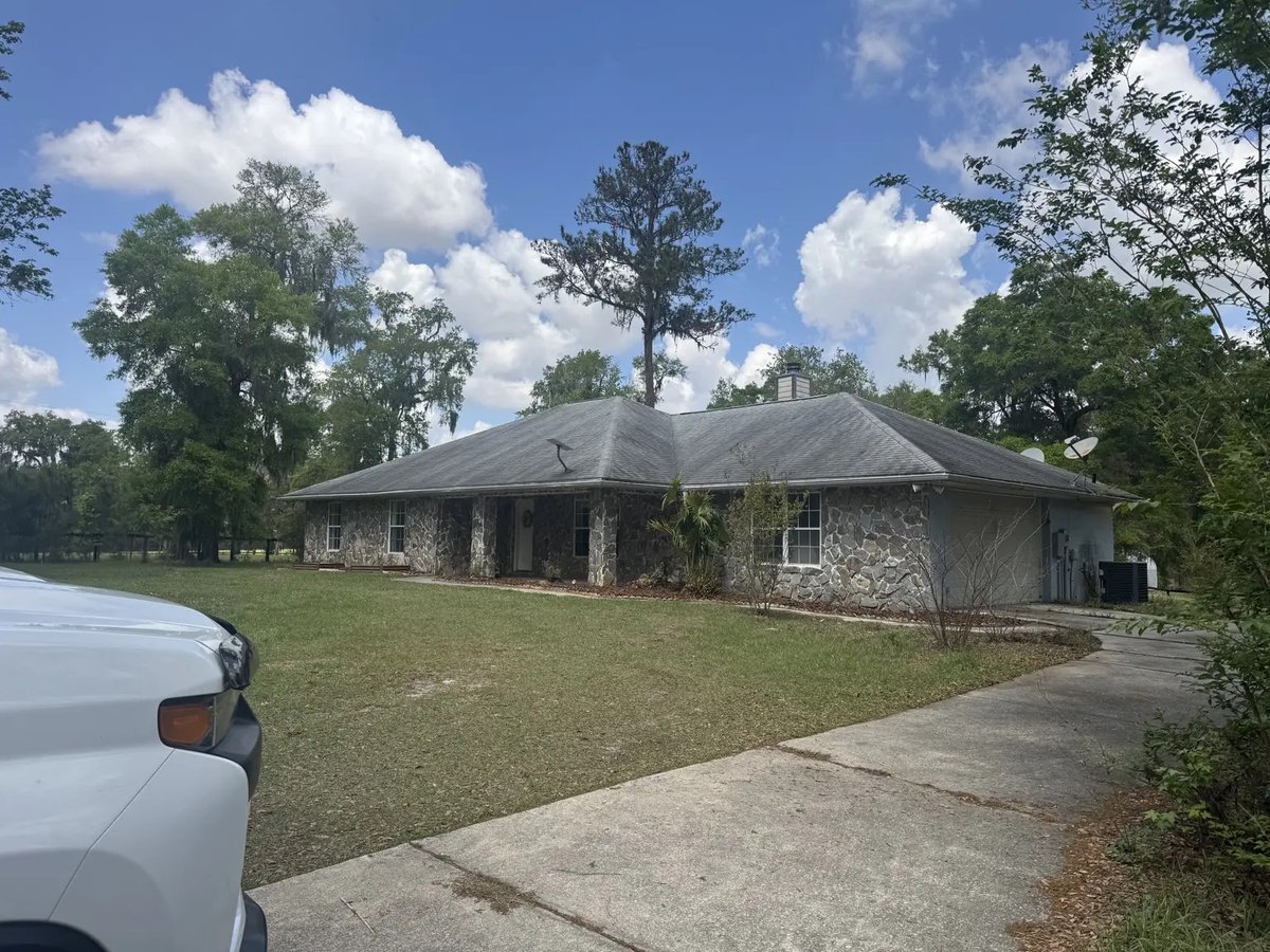 powerwashocala's tweet photo. Black streaks don’t always mean a new roof. Sometimes, it just needs a cleaning.

See a real before-and-after and how we clean roofs in Ocala:
https://t.co/70puBZEE0q https://t.co/KMlnxe48d1