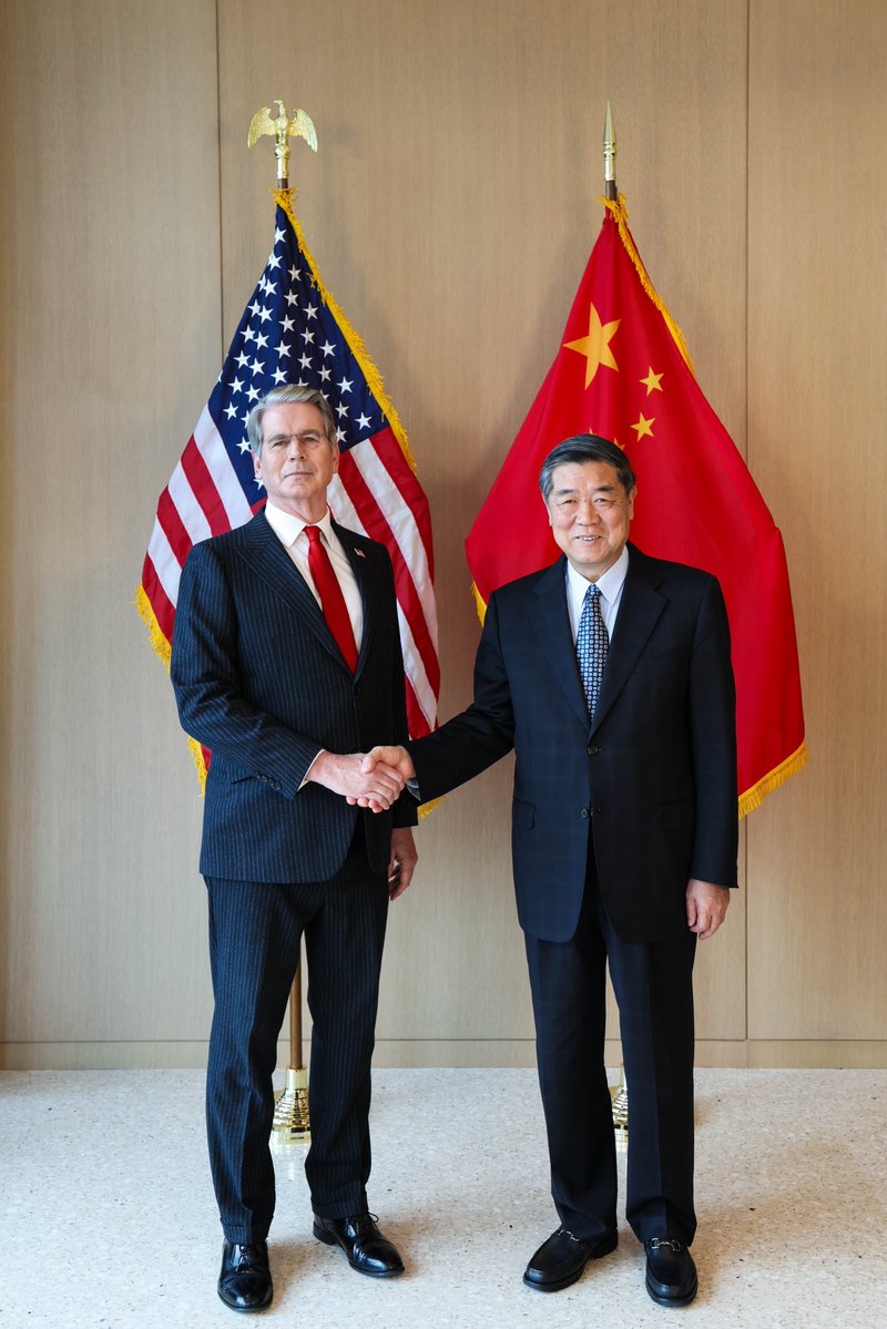 mZbay_soylevol's tweet photo. Sunday’s news flow set the tone. This isn’t just noise

Bessent, He Lifeng, and Greer are parked at JPMorgan in New York all day. Warm-up for Trump-Xi on the 24th. The truce runs out Nov 10. Rare earths, AI rules, oil, soybeans — all on the table. Tariffs are on ice until they walk out of that room.

Soft words and they roll the truce → $NVDA  $AVGO  $AMD  $AAPL  catch a bid.
Hard words and they tighten chips and minerals → semis get dumped first. Defense is where the money hides. $LMT  $RTX  $NOC , plus rare earths and magnets.

No deal today. Just the tone. That’s the open.