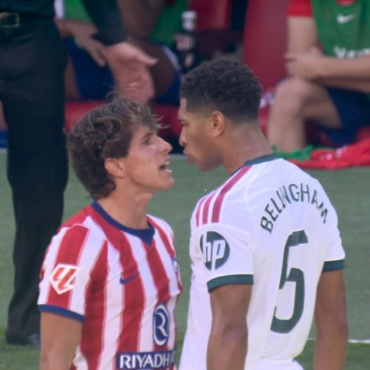 TouchlineX's tweet photo. 📸 - SIMEONE AND BELLINGHAM ALMOST STARTED FIGHTING!

BELLINGHAM IS HAVING ARGUMENTS WITH EVERY SINGLE ARGENTINIAN TODAY! 🏴󠁧󠁢󠁥󠁮󠁧󠁿🇦🇷 https://t.co/B8QqNmaCjK