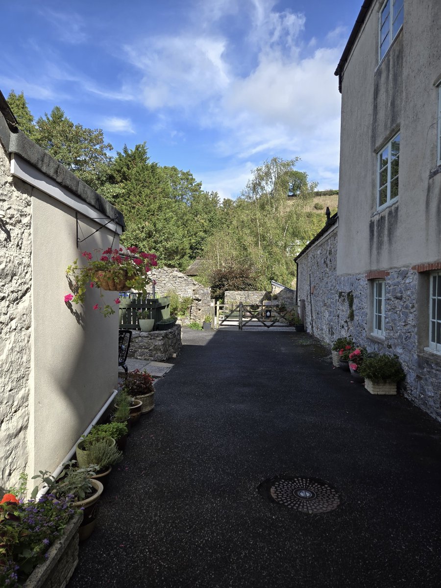 RedmountResHome's tweet photo. Also this week, we had a fantastic trip out to the Farmers' Market and The Singing Kettle, Buckfastleigh. We had such lovely chats with the farmers, and got lots of freebies. The weather was fantastic, too #FarmersMarket #Community #DaysOut #Wellbeing https://t.co/7hu6r2u3AF