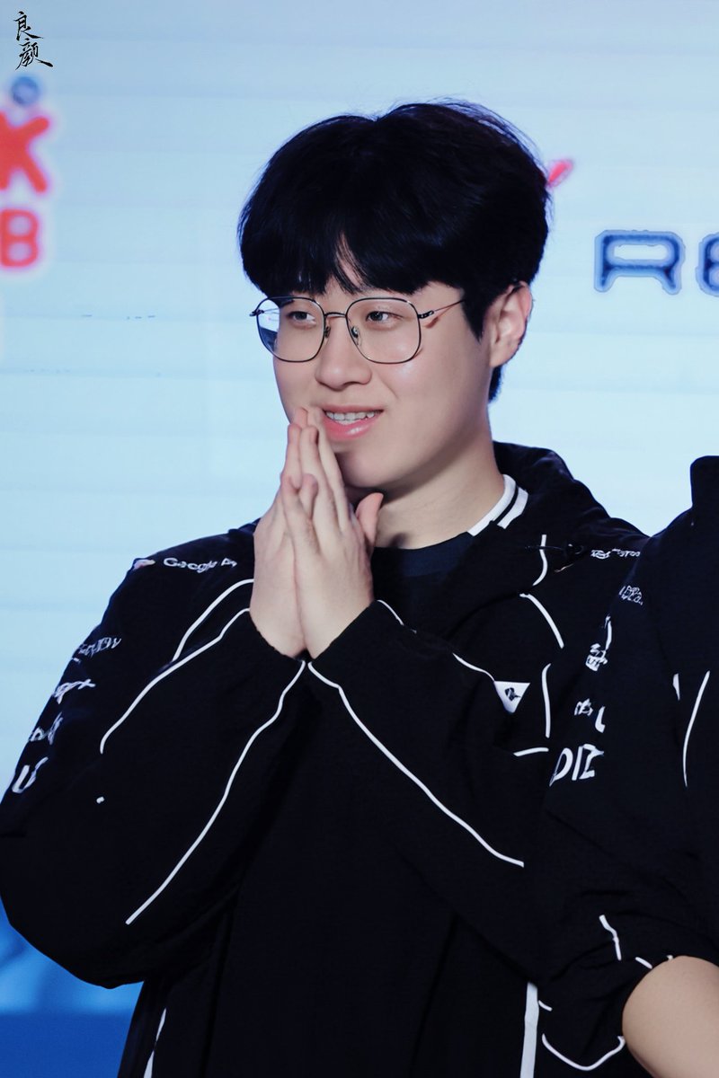 gumayusinism's tweet photo. WOOJE UR SO ADORBS I WILL CRY https://t.co/PbyZ8iWFaQ