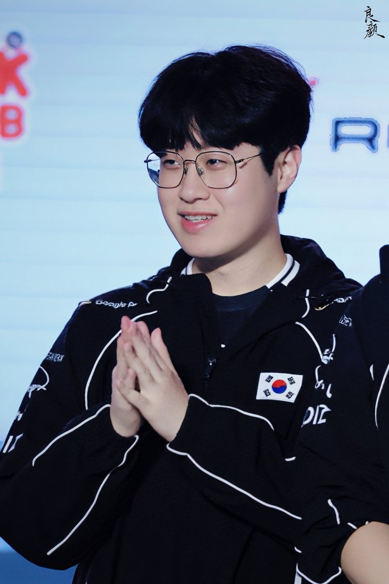 gumayusinism's tweet photo. WOOJE UR SO ADORBS I WILL CRY https://t.co/PbyZ8iWFaQ
