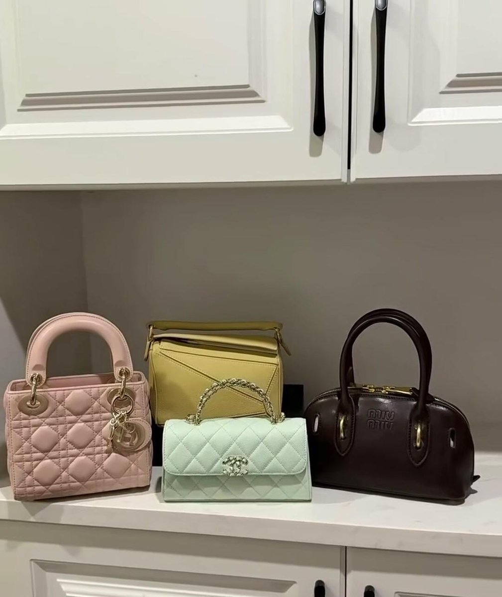 KiniSadiea9's tweet photo. I have far too many bags I don't use, and the storage space at home is completely full; it's time to let some of them go https://t.co/YLlsBf6VTG