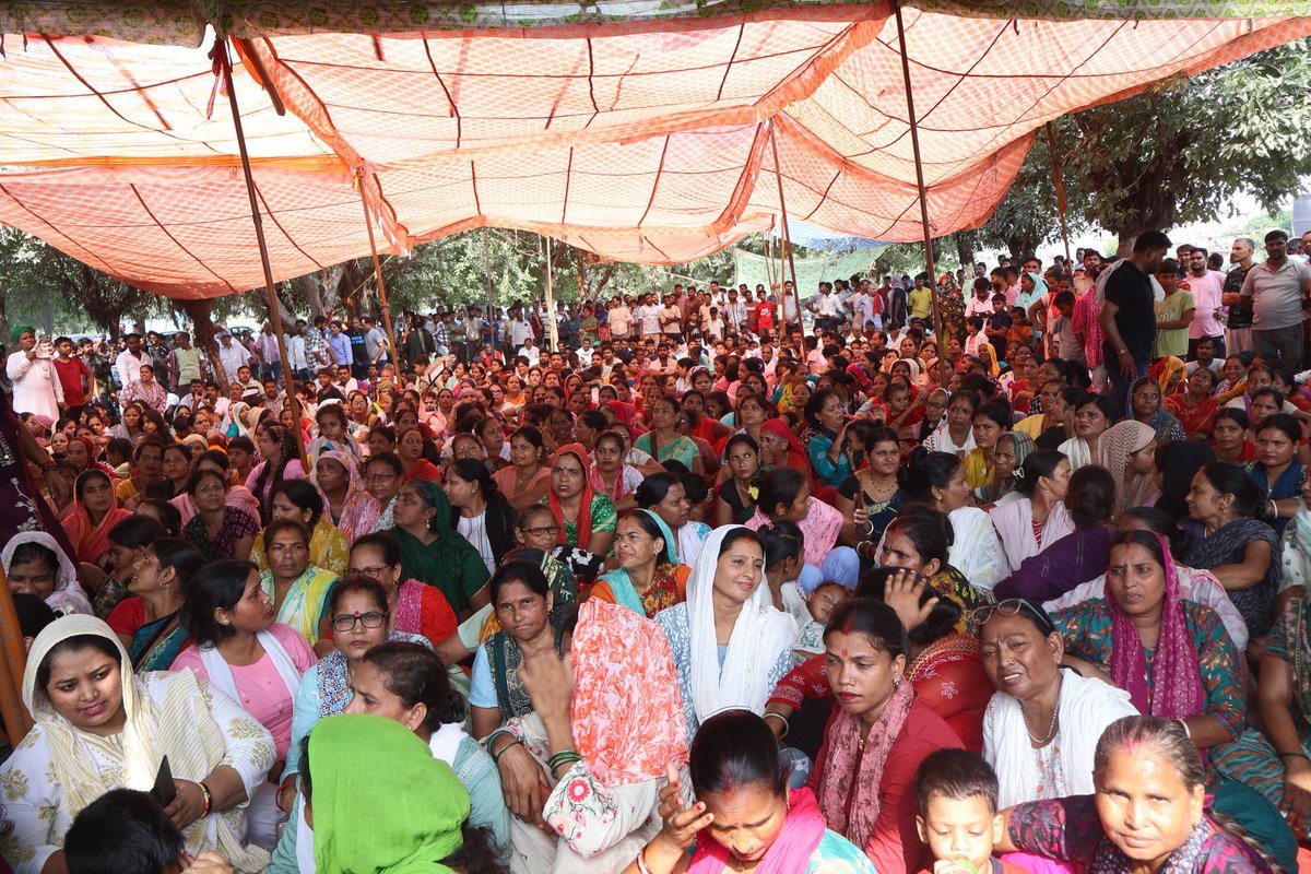 rajpur_santosh's tweet photo. 45 कॉलोनियां, एक प्रमुख मुद्दा—बिजली और पानी। नोएडा में हिंडन पुश्ता पार बसे लोग अपनी मांग प्रशासन तक पहुंचा रहे हैं। #NoidaBijliPaniDo #BhartiyaKisanParishad @RahulGandhi @yadavakhilesh @PMOIndia @narendramodi @CMOfficeUP @myogiadityanath @dr_maheshsharma @PankajSinghBJP https://t.co/74KBDKxR5D