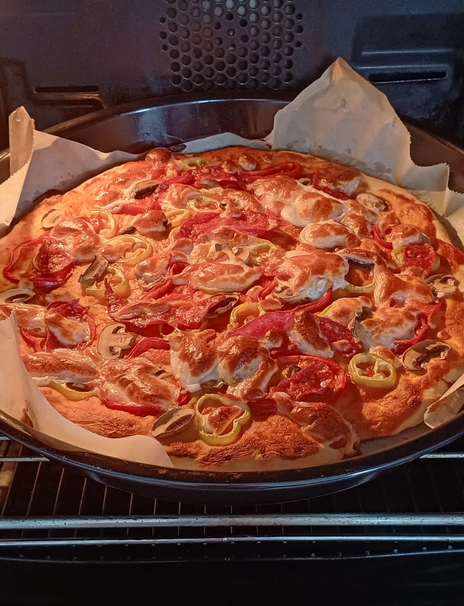 SilentHeartMan's tweet photo. Mutfakta iyi bir pizza ustası olduğumu daha önce söylemiş miydim? 🍕❤️ https://t.co/TFCfbEaEZQ