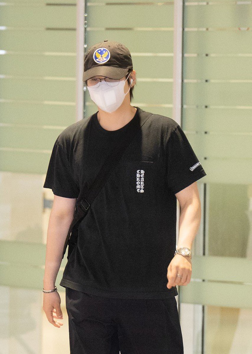 joontriever's tweet photo. yoongi orang indo aku liat dia pake topi pegawai kantor imigrasi https://t.co/sNLYzG7D7m