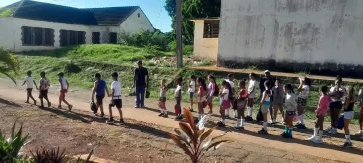 EdelisMena's tweet photo. En EP Camilo Cienfuegos Gorriarán, se respira satisfacción por los logros alcanzados gracias a la Revolución,  se proponen metas a alcanzar, una nueva estrategia. Avanzar en la calidad del Proceso Docente Educativo es el principal objetivo 
#Camagüey #CubaMined
🟥⬜️🟦 https://t.co/0Eiv5Z7MDw