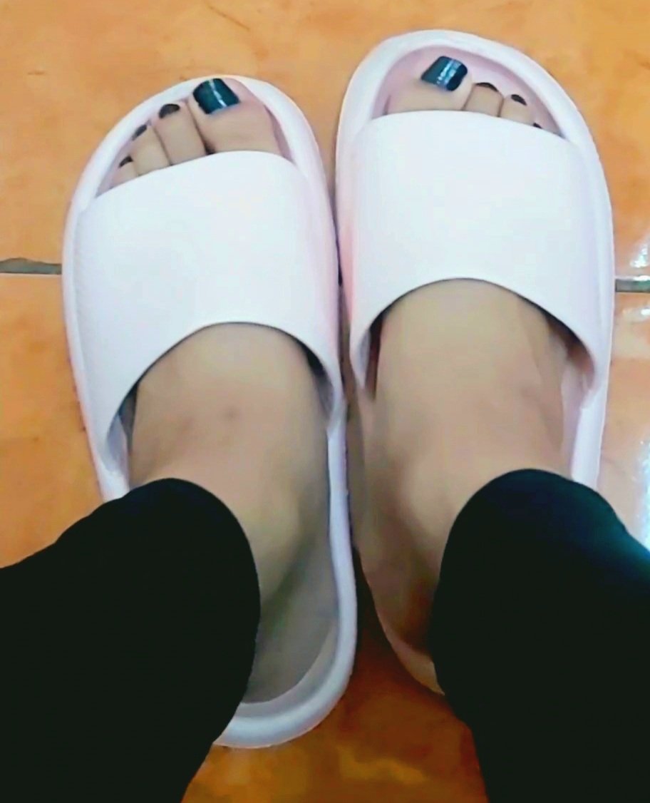 LiCuteUwU18's tweet photo. uwu 💕 💖
#feetfetısh #feetfetıshly #feetseller #feets #pies #patas #chanclas #sandalias #sexy #toes #feetlovers #sweatyfeets https://t.co/95t6AaesoD