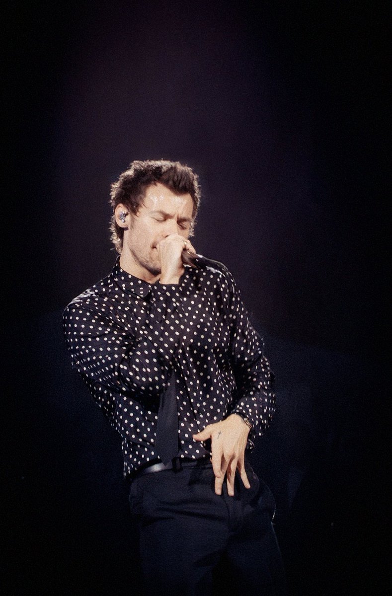loveoftour's tweet photo. harry / nyc night 12 🎞️ https://t.co/tHTigpL8Ig