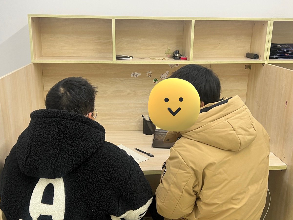 TreyBreitnc's tweet photo. Hoy me ayudé a mi compaero de clase a resolver un problema de física, y él me dijo que soy un "genio olvidadizo" porque olvidé traer mi mochila. https://t.co/s0WqH8Kp9V