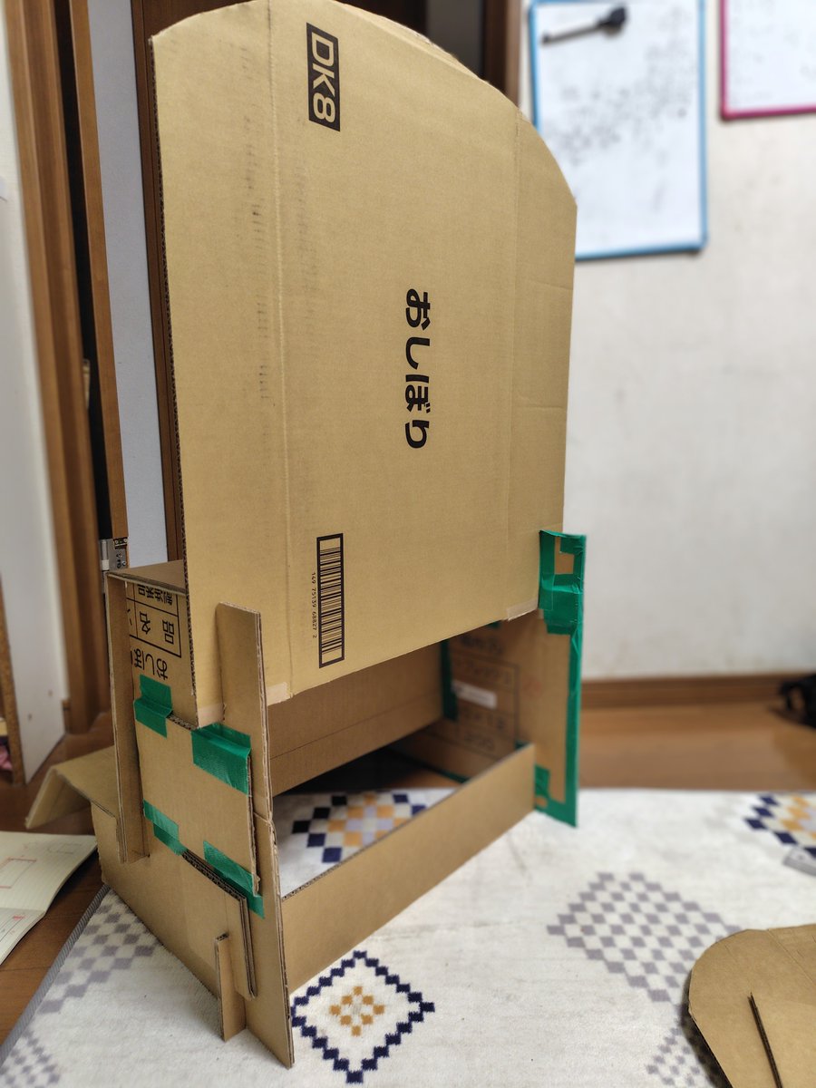 Keroyoshi1's tweet photo. 頑張ったからこっちにも上げる！！！！
見て！！！！おしぼりが入っていた段ボールが見事なひな壇になった���！組み立て式なの！頑張ったのーーーー！！！ https://t.co/ovxTZsZmqm