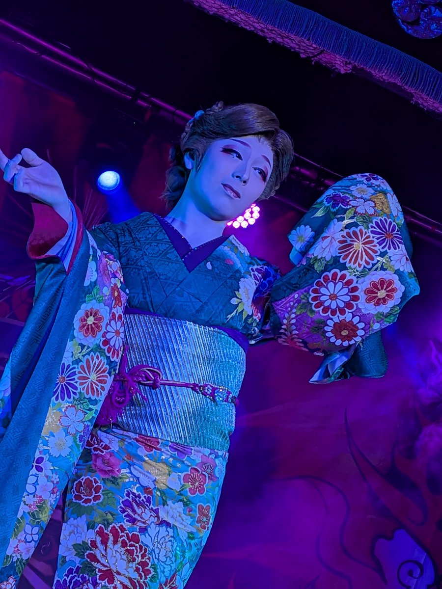 oshareasami's tweet photo. 今さら気づいた。
お芝居を見てこうして自然と泣いてるけど、現実に泣いたのなんて、
7年前の父が亡くなった時と、もう1度くらい。

泣ける時間をもらっているんだなぁ…。
今日の新月桂川も、軽いタッチなのに涙。雷矢さんがいると…芝居が引き締まる。いい役者さん。
　
#劇団美松　#藤川雷矢 https://t.co/PytPX8oS9P