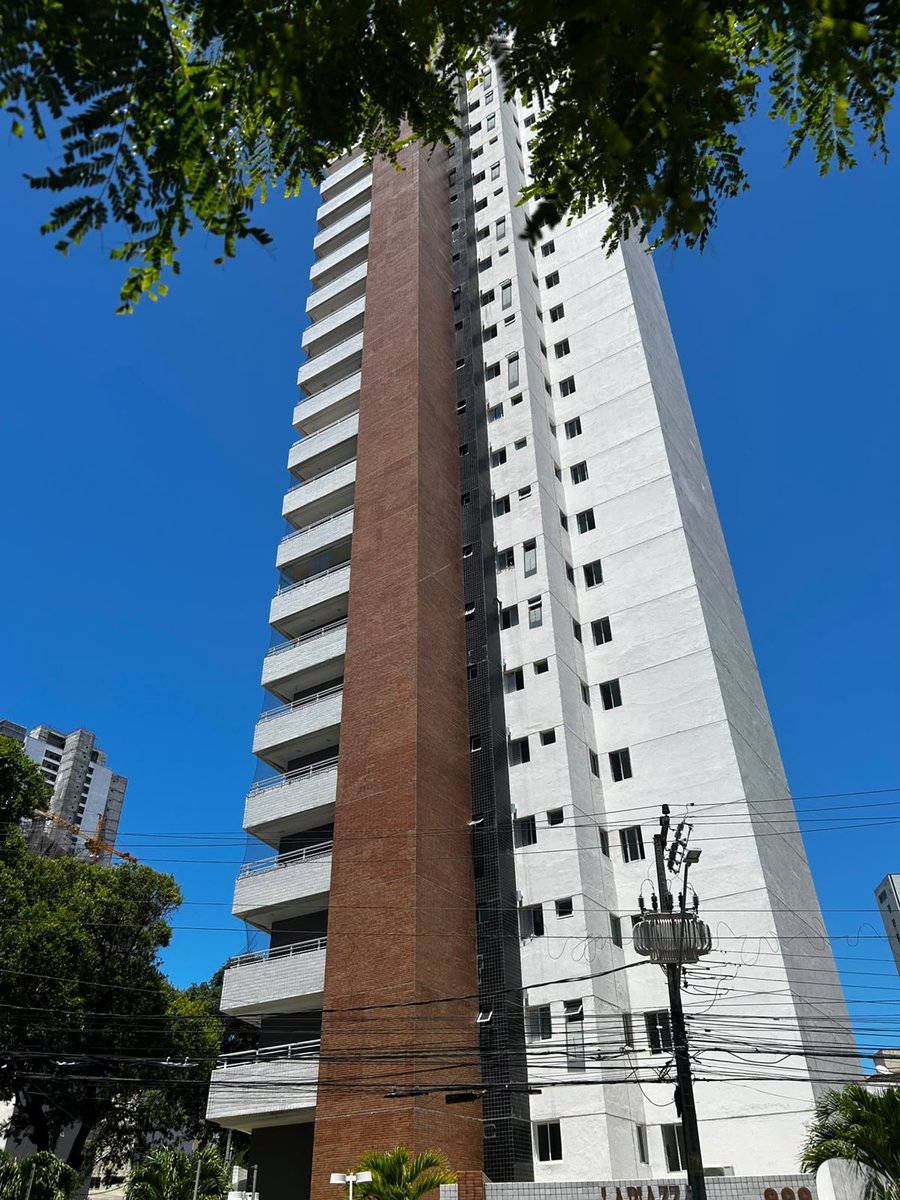 aparitonia's tweet photo. Manifestação em frente ao condomínio no qual foi encontrada morta a estudante  Isabelle Caracristi agora pela manhã, reuniu dezenas de mulheres e  homens. Todos pedindo esclarecimentos sobre o caso que até agora é envolto em contradições e mistérios (+) https://t.co/wGC6BUByog