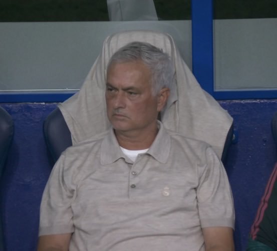 UNIVERSO_1899's tweet photo. Mi apuesta es que Mourinho no llega a enero.

Y no se irá sin antes volar por los aires el vestuario. https://t.co/W9WE1sh0Ib