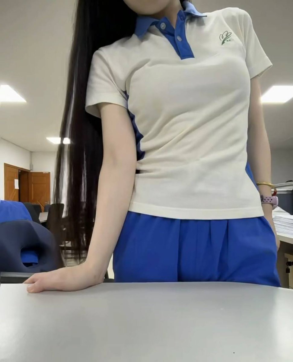 NealyL90729's tweet photo. 刚玩 
有没有男生来相互加QQ聊聊啊？？？ https://t.co/sbCaGkOwoy