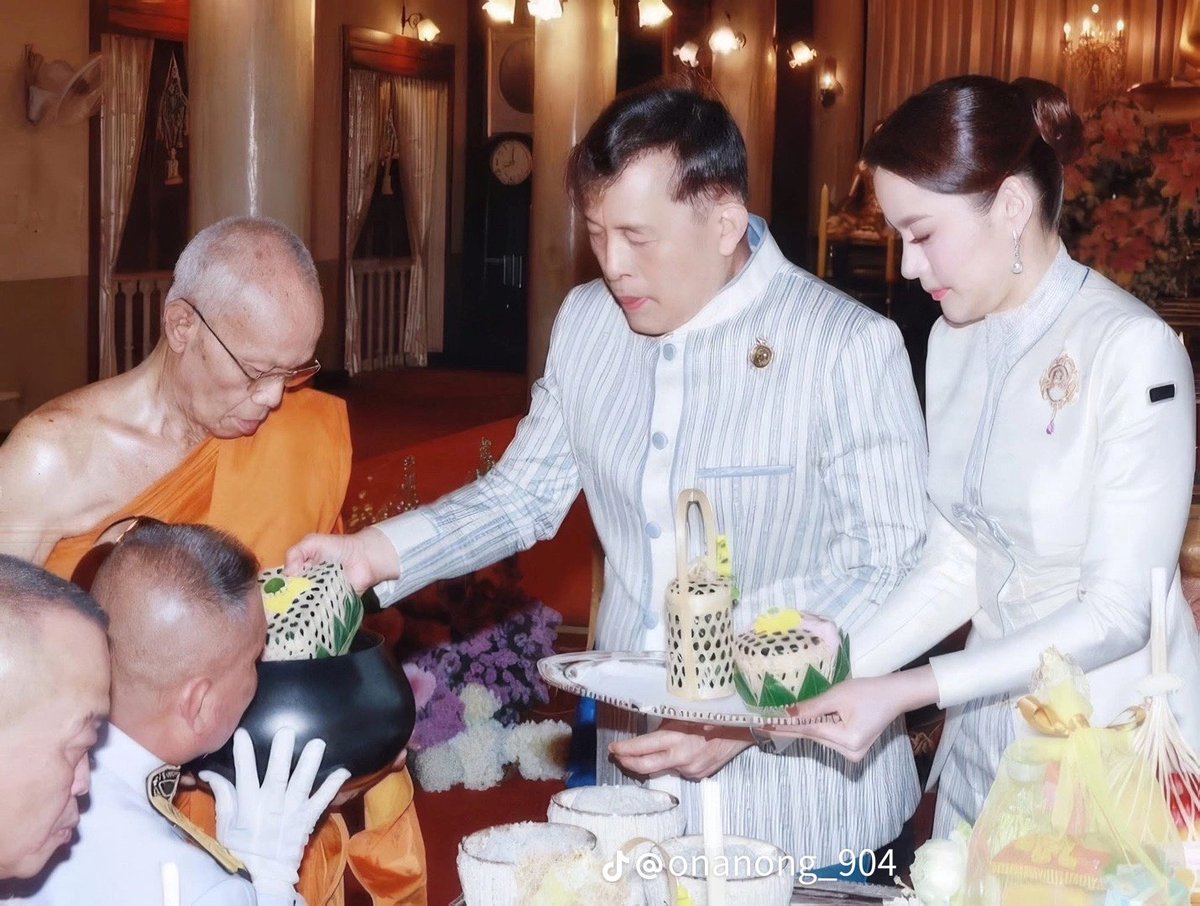 lbxzcmii's tweet photo. ทำบุญร่วมชาติเบา ตักบาตรร่วมขัน พร้อมชุดคู่หวานๆเด้อสาววว บุญก็ต้องทำ ชุดก็ต้องแมตช์ คนข้างๆก็ต้องมี https://t.co/ncyC9RHYEb