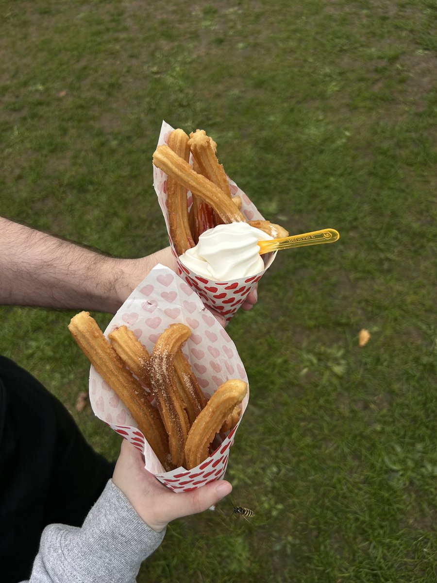 mieencat's tweet photo. forgor to post but i had some yummy churros yesterday :3 https://t.co/rNFSThJLVw