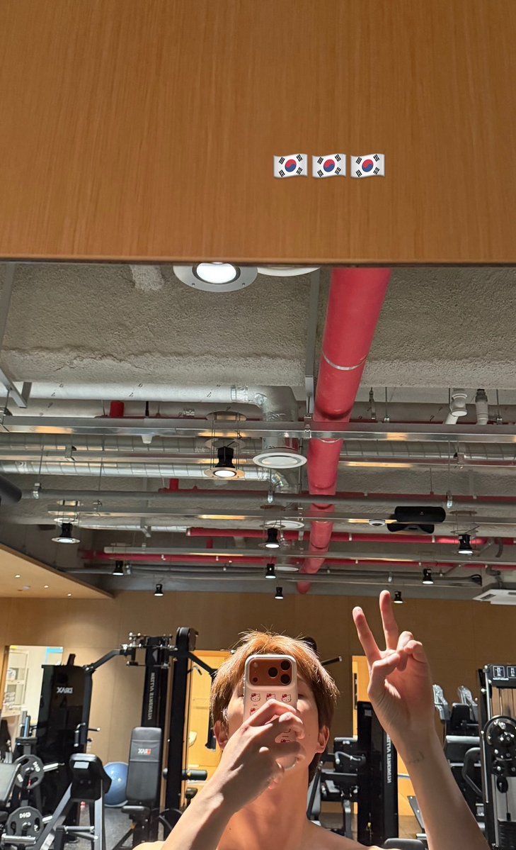 namseoktruther's tweet photo. namjoon and his terrifying trait of hitting the gym mere hours after flying across the world,, he's genuinely crazy https://t.co/Ul7vD7wIlX