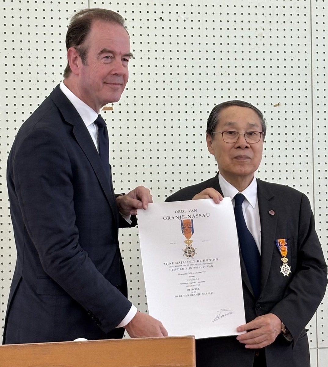 GillesBP's tweet photo. Moving ceremony this weekend: delighted to decorate Dr Masao Tomonaga in #Nagasaki with the order of Oranje-Nassau for his great work to commemorate Dutch prisoners-of-war in WW II - leading to #reconciliation - and his achievements in nuclear #disarmament and non-proliferation. https://t.co/SguzDb9kNs