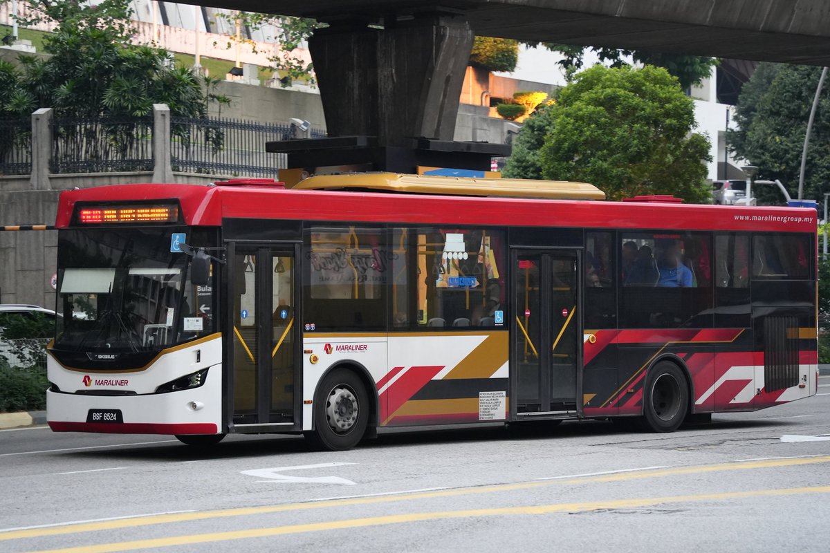WKFKjiro's tweet photo. MARALINER BSF6524
SKSBUS C3
2026.09.12 クアラルンプール Masjid Jamek付近
「マラライナー」という民間バス会社の車です。社名のmaraはマレー語で前進という意味らしく、JUMBO珍宝BUS巴士ほどではないですがインパクトがあります。メーカーはマレーシア企業ですが、中国中車と提携しているようです https://t.co/BiBXvGx70K