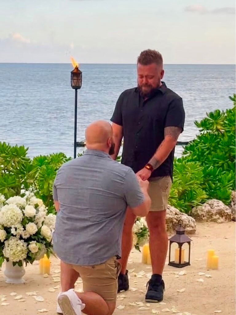 Mv_4u's tweet photo. The fact that he stopped everything just to wipe his tears 😭

That’s the kind of little thing you don’t plan for in a proposal. You just see the person you love getting emotional and naturally reach out to them. 🥹❤️ https://t.co/kvJA3fS2Kw