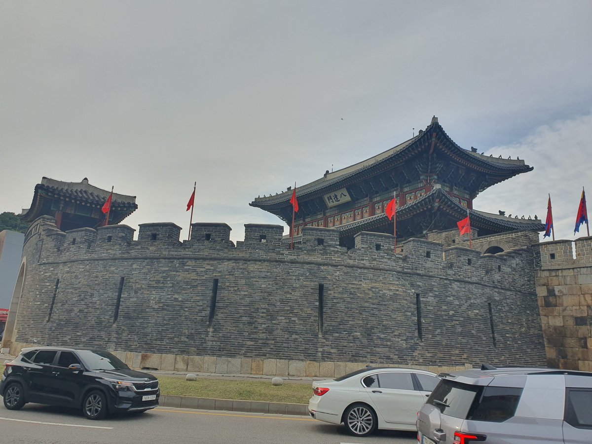 Polandball_2003's tweet photo. 諸君、俺はこういう伝統と現代が調和を成している写真が好きだ https://t.co/G8nXnxl8et
