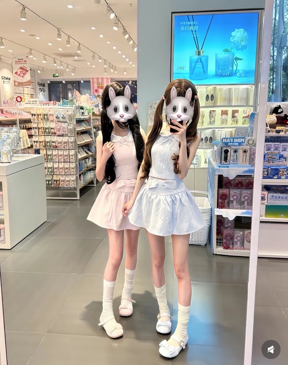 AnnaThomasgwaf's tweet photo. 继续上供、上供、！！！

不要🚪    不要🚪

有人想锐评一下我跟闺蜜的福嘛 🥹   

看完不��瞎说，赶紧看，我要删了… https://t.co/KbQtygpOpa
