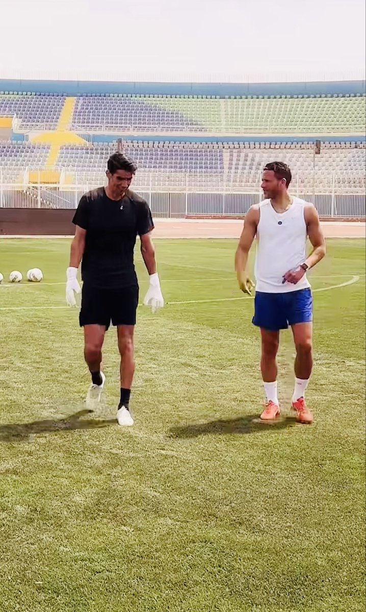 HimaCris's tweet photo. ضيع على الأهلي بطولات وهو حارس مرمى وبعدها ضيع واحد من أهم المواهب اللي طلعها القطاع ،، أسطورة https://t.co/9Uab5FMH1r