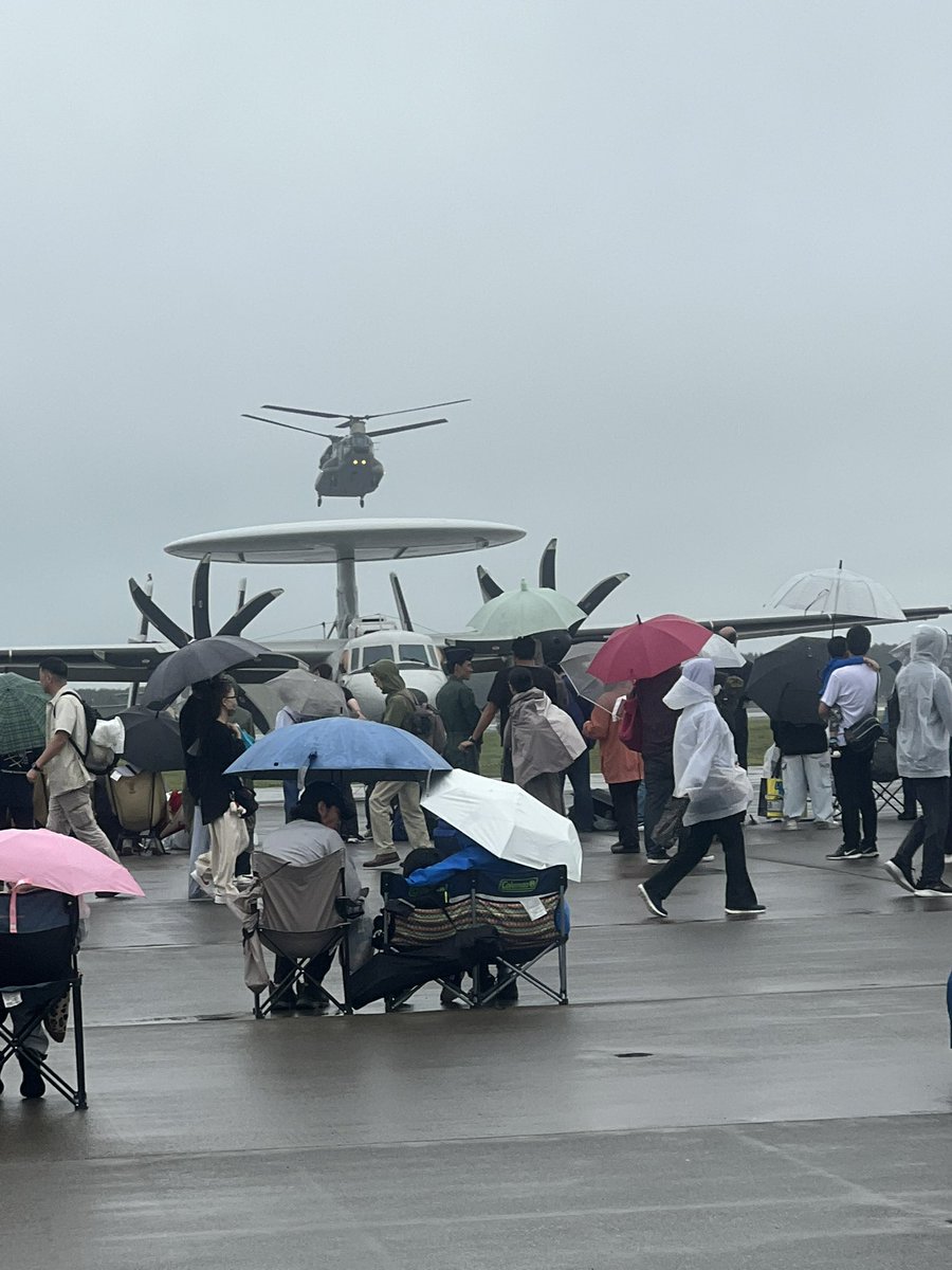 ghmd_18's tweet photo. 雨で全然飛ばなくてちょっとがっかりしてたけど、F35B見れてよかった〜
爆音が心地よいんだよなあ〜🤤
チヌークちゃんがお皿の上に乗っているように見えて可愛かった💘
そしてこのタコスが美味しかった！
終わる頃に晴れるというよくある現象だったけど今年も楽しかった〜
#三沢基地
#三沢基地航空祭 https://t.co/U39ytHY2VG