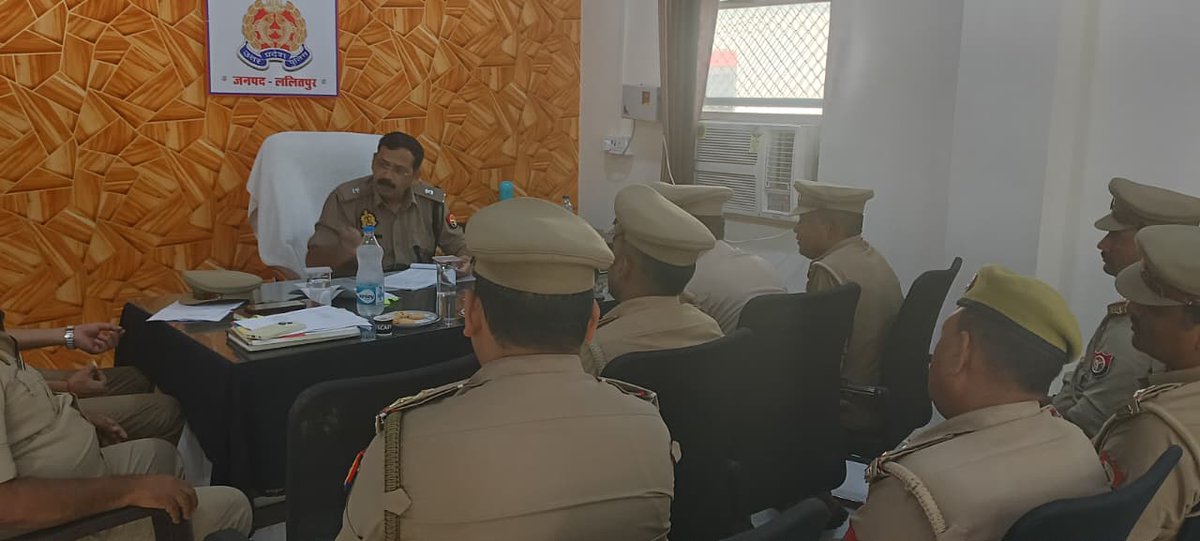 lalitpurpolice's tweet photo. #Addl_SP @kaloosingh द्वारा सर्किल महरौनी के समस्त थानों का अर्दली रूम कर विवेचकों को लम्बित विवेचनाओं के समयबद्ध, निष्पक्ष एवं गुणवत्तापूर्ण निस्तारण हेतु आवश्यक दिशा-निर्देश दिए गए। https://t.co/JydxBwbDeE