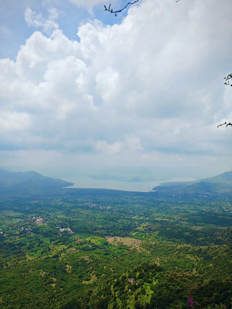 kumbhar_vithu's tweet photo. खूप दिवसानंतर अस डोंगरात गेल्यावर वाटत आम्ही अजून जिवंत आहे....🤌♥️
#backtobasics https://t.co/NEeL7MSnAJ