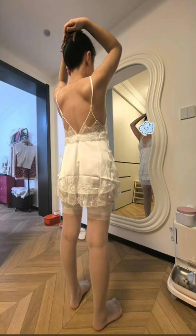 KamleshVarman's tweet photo. 在家穿成这样很正常吧～    

给你们看看小护士的日常… https://t.co/tTKYM5URn6