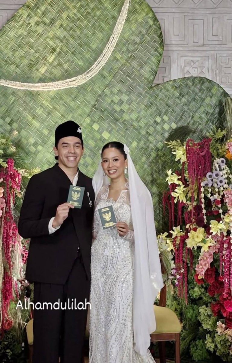 seduhtehnya's tweet photo. Kabar bahagia juga datang dari Mario Caesar, anggota band NPD yang baru aja resmi nikah sama Givina Lukita Dewi, adik dari komika Uus. 

Pernikahan mereka berlangsung hari ini, Minggu, 20 September.

Acaranya digelar secara intim dan hanya dihadiri oleh keluarga serta sahabat-sahabat dekat.

Buat busana pengantin, keduanya tampil simpel dan elegan. Nggak neko-neko, tapi tetap terlihat classy.

Mario dan Givina udah pacaran sejak 2022 jadi kurang lebih 4 tahun sebelum akhirnya melangkah ke jenjang pernikahan. 

Selama itu, hubungan mereka juga terbilang adem ayem, jarang banget muncul isu atau drama yang bikin gaduh netizen.

Selamat menempuh hidup baru, Mario dan Givina 🤍✨