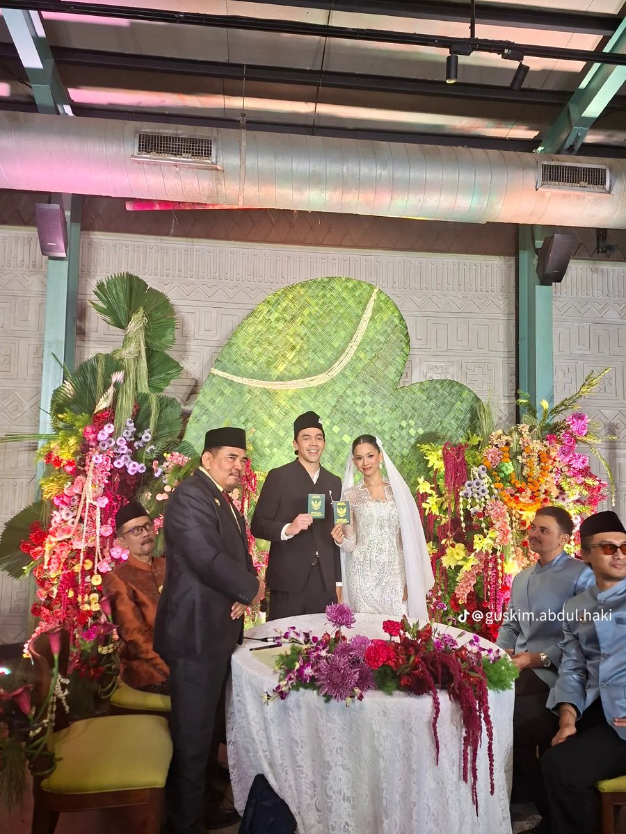 seduhtehnya's tweet photo. Kabar bahagia juga datang dari Mario Caesar, anggota band NPD yang baru aja resmi nikah sama Givina Lukita Dewi, adik dari komika Uus. 

Pernikahan mereka berlangsung hari ini, Minggu, 20 September.

Acaranya digelar secara intim dan hanya dihadiri oleh keluarga serta sahabat-sahabat dekat.

Buat busana pengantin, keduanya tampil simpel dan elegan. Nggak neko-neko, tapi tetap terlihat classy.

Mario dan Givina udah pacaran sejak 2022 jadi kurang lebih 4 tahun sebelum akhirnya melangkah ke jenjang pernikahan. 

Selama itu, hubungan mereka juga terbilang adem ayem, jarang banget muncul isu atau drama yang bikin gaduh netizen.

Selamat menempuh hidup baru, Mario dan Givina 🤍✨