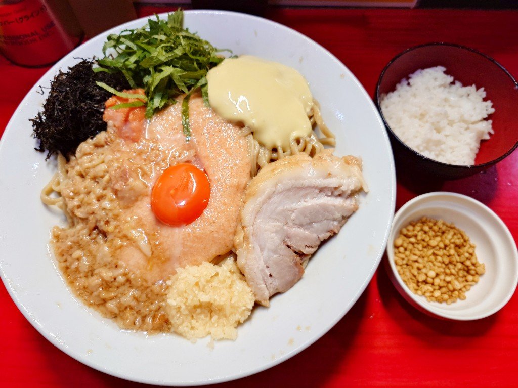 Taka_Sai's tweet photo. 期間限定「明太とろろまぜそば」500gニンニクアブラマシわさびマヨマシマシ＋追飯＋フォロワー🈂️山魚アゲ
前回は韓国風の方を食べたので今日はノーマルで😋
–ラーメン鷹の目 川口店 https://t.co/2LvNASeNGs