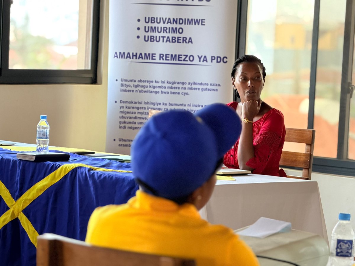 PdcRwanda's tweet photo. "Dukwiriye guhora iteka dushyira imbere  inyungu z'umuturage. Kandi amahame remezo yanyu rwose arabyerekana". 
Hon Anoncée Manirarora wa @rpfinkotanyi yahaye ikiganiro abagize inzego z'ubuyobozi bwa @PdcRwanda bari mu mahugurwa muri @CityofKigali https://t.co/J3xfFm70et
