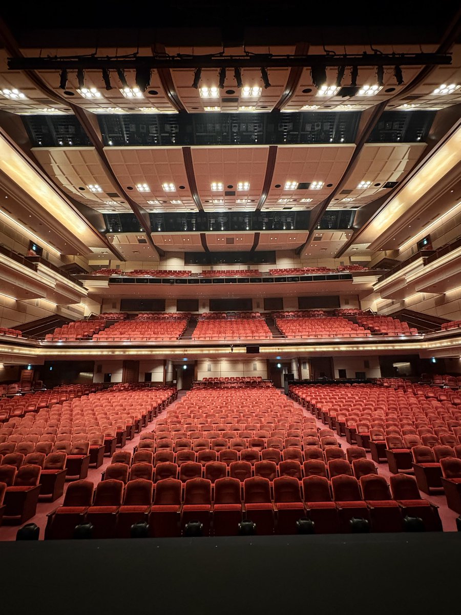 YuriTomobe's tweet photo. 博多公演千穐楽を迎えました。ご来場頂きました皆様。ありがとうございました🩶憧れの博多座の舞台に立つことができて、温かい皆さまのご声援がダイレクトに感じ���ことができてとても幸せな4日間でした。ありがとうございました。美味しいもの食べ過ぎて背徳感ありつつも身も心も多幸感。 https://t.co/qJ9VFKeud6
