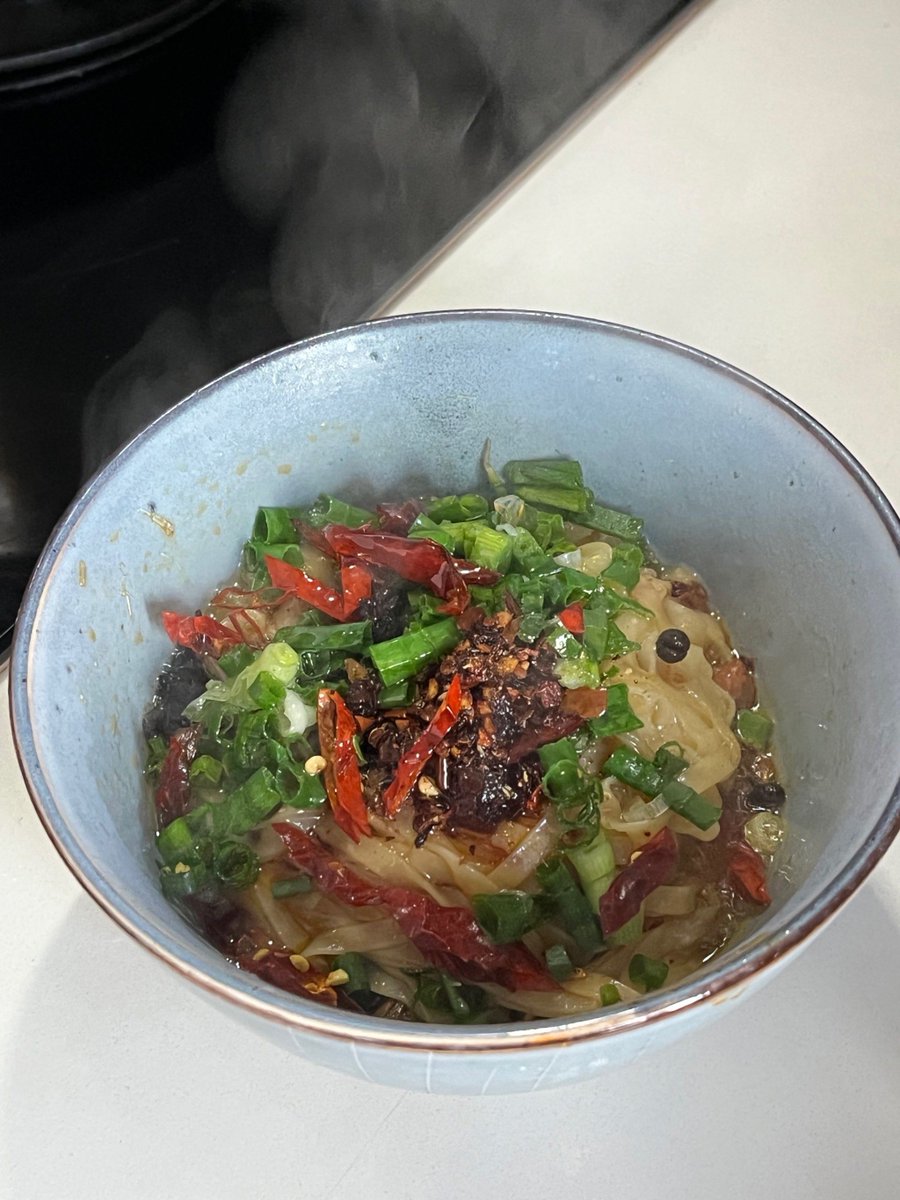 BlondellRuhtum's tweet photo. Midnight snack hit: warm sesame oil noodles topped with crisp scallions and a sprinkle of chili flakes—comfort in a single slurp! https://t.co/fA6ARnxsY0