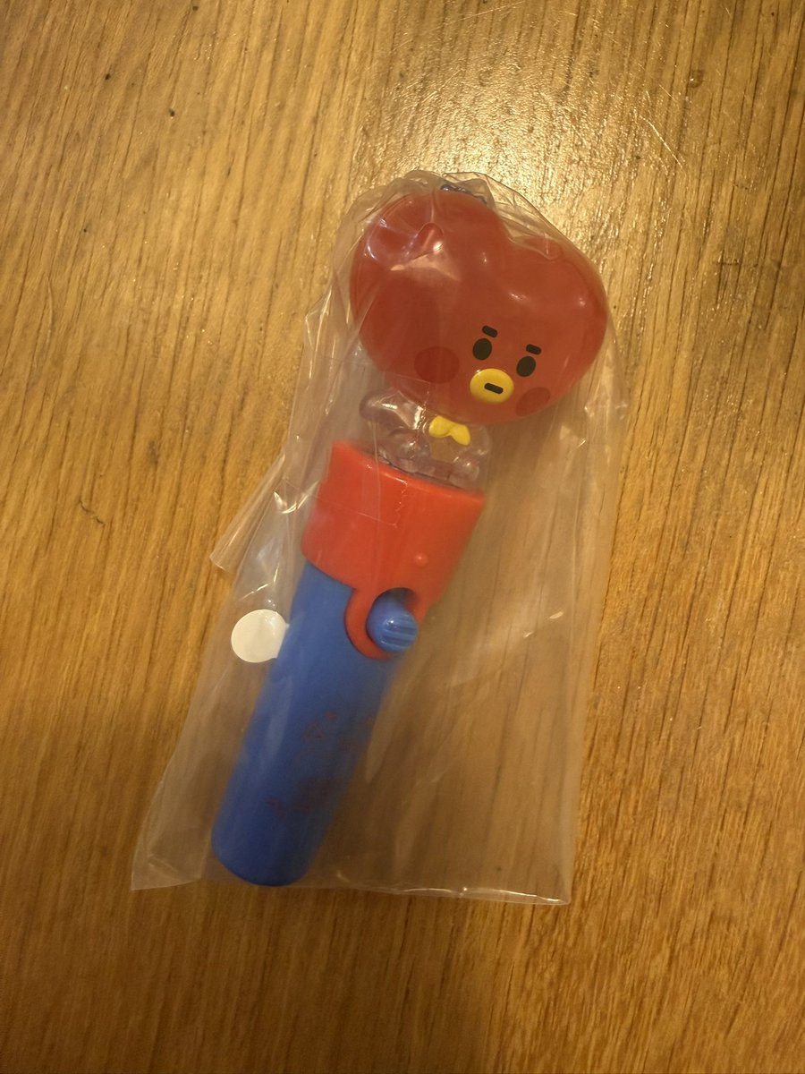 muuko1013's tweet photo. BT21ライトスティックチャーム　交換希望

譲:TATA

求:COOKY

郵送にて同日発送できる方よろしくお願いします。 https://t.co/Zx3rfUEwCe