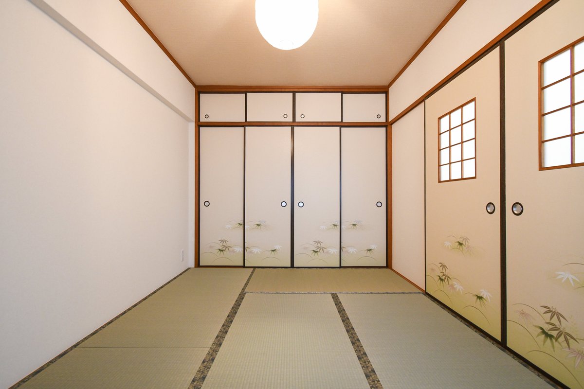 motoyoshi_diary's tweet photo. 昭和レトロ感ある和室リフォームです。畳は国産イ草で匂い最高です。襖もレトロ感あり雰囲気はとっても良い！和室から洋室が圧倒的に多い現代とちょっと違う世界観です。 https://t.co/26DUGZqBju
