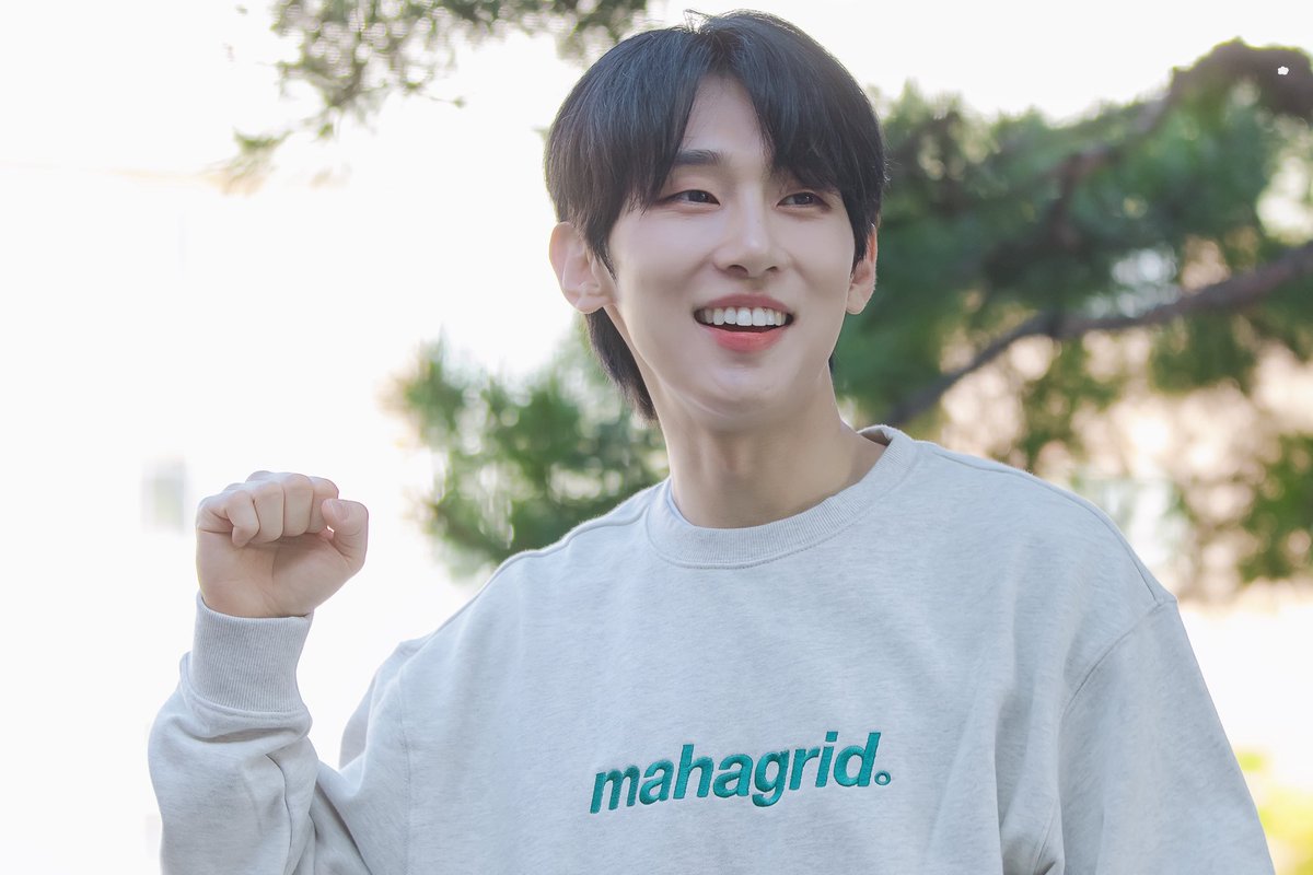 re_M0NG's tweet photo. 260920 • 아나키스트 퇴근길

#정재환 배우님

☁️
대학로 포카리스웨트...🫧 https://t.co/y1tK6aRiLj